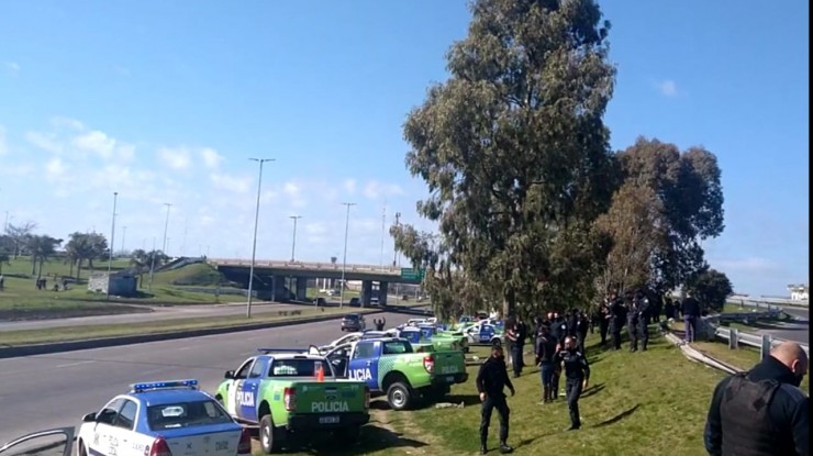 Efectivos de Varela, Quilmes y Berazategui protestan en el puente Cruce Varela